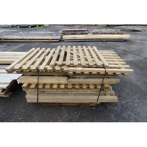 6854 - 1 pallet containing a quantity of various fence panels and gates to include 100 x 110cm, 90cm x 120,... 