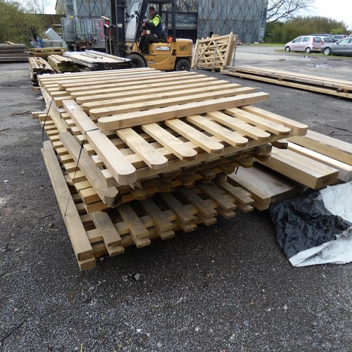 6854 - 1 pallet containing a quantity of various fence panels and gates to include 100 x 110cm, 90cm x 120,... 