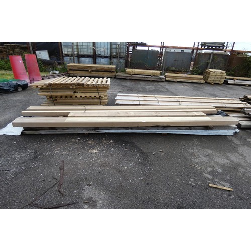 6855 - A quantity of various timber to include 24.5 x 9.5cm, 9.5 x 9.5cm, 29 x 7cm etc, lengths vary up to ... 