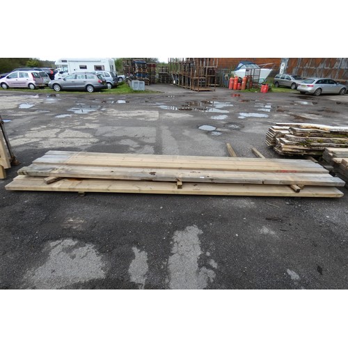 6860 - A quantity of timber comprising of 9.5 x 7cm, 22 x 7cm, 19 x 3.5cm etc, lengths vary up to approx 54... 