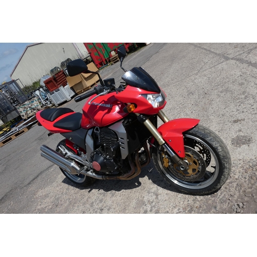 15 - Kawasaki ZR 1000 A2H Motorcycle, red, Reg: WX05 FTY, 01/04/2005, 953cc Petrol, No MoT, Mileage 6693’... 