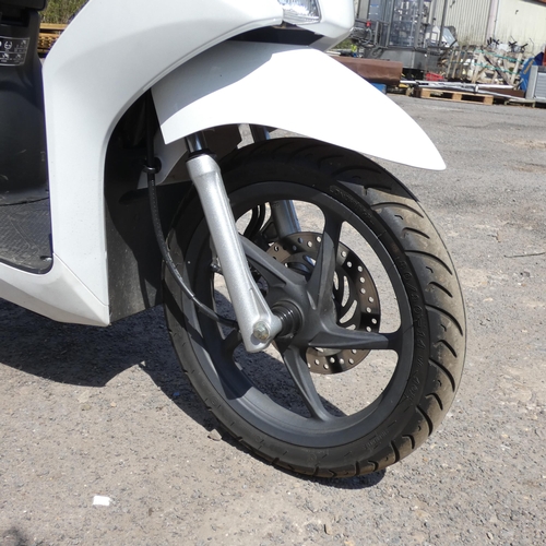 18 - Honda NSC 110 WH-B Vision Motor Cycle, White, Reg: WJ62 LVE, 01/09/2012, 
108cc petrol, MoT to 27/03... 