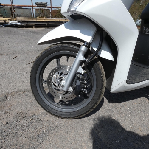 18 - Honda NSC 110 WH-B Vision Motor Cycle, White, Reg: WJ62 LVE, 01/09/2012, 
108cc petrol, MoT to 27/03... 