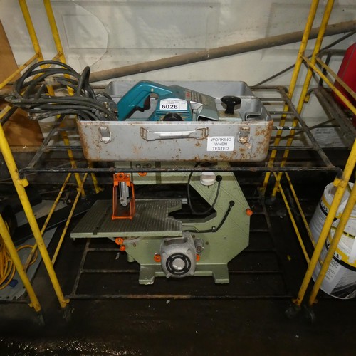 6026 - 1 x Wolf power plane 240v and 1 x Dewalt bench top band saw 240v - missing side cover. Contents of 2... 