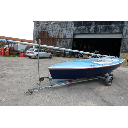 24 - Wayfarer sailing dinghy, fiberglass, No 5652, fully equipped complete with all sails, combination ro... 