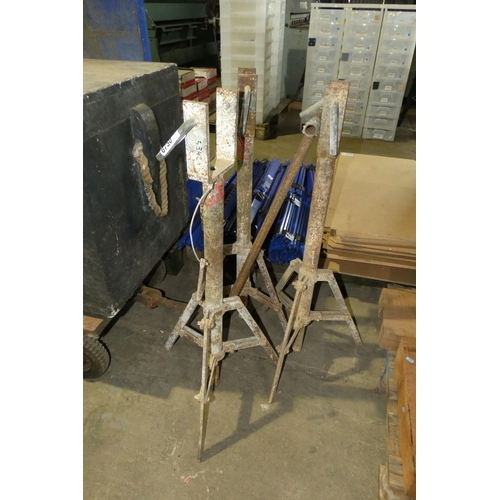 6750 - 3 x metal trestle type stands