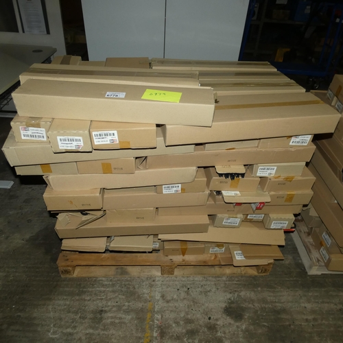 6778 - 1 pallet containing a quantity of various windscreen wiper blades