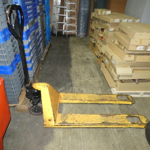 6780 - 1 x set of pallet trucks capacity approx 2500kg