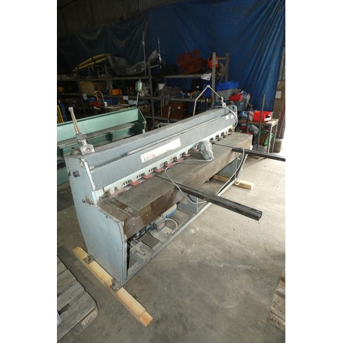 6797 - 1 x Edwards Truecut metal cutting guillotine model 3.25 / 2000 /DD, 3ph, capacity approx 3.25mm x 20... 