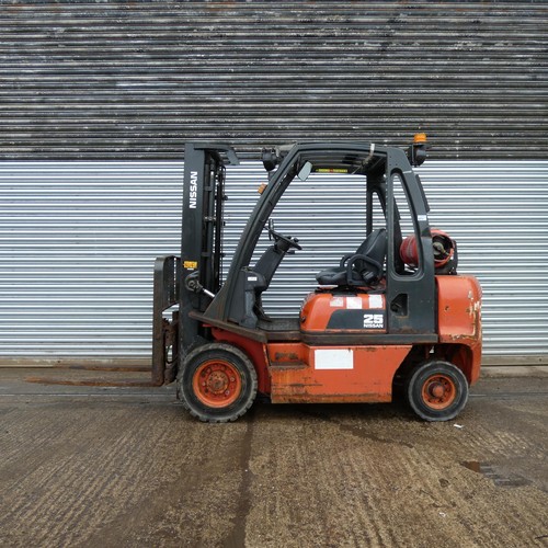 6812 - 1 x Nissan gas forklift truck model 25 / UD02A25PQ, chassis number UD02E703079, capacity approx 2500... 