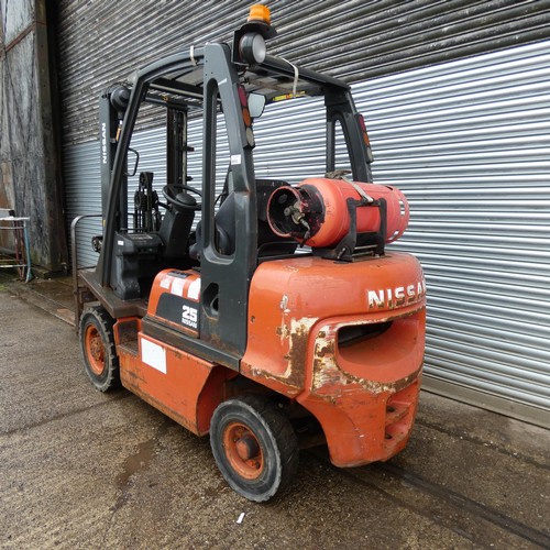 6812 - 1 x Nissan gas forklift truck model 25 / UD02A25PQ, chassis number UD02E703079, capacity approx 2500... 