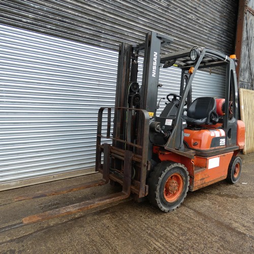 6812 - 1 x Nissan gas forklift truck model 25 / UD02A25PQ, chassis number UD02E703079, capacity approx 2500... 