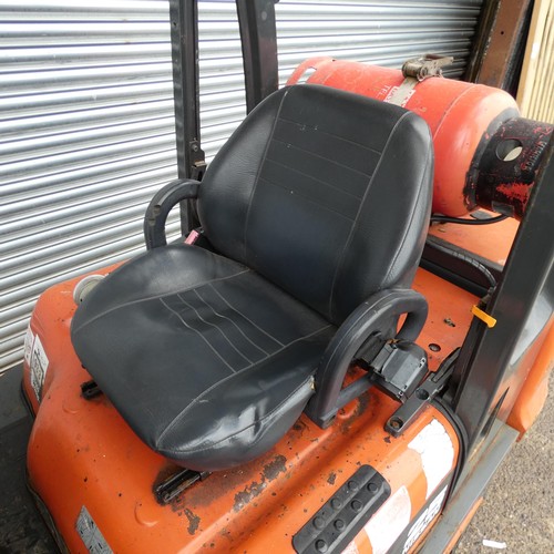 6812 - 1 x Nissan gas forklift truck model 25 / UD02A25PQ, chassis number UD02E703079, capacity approx 2500... 