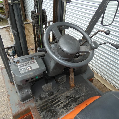 6812 - 1 x Nissan gas forklift truck model 25 / UD02A25PQ, chassis number UD02E703079, capacity approx 2500... 