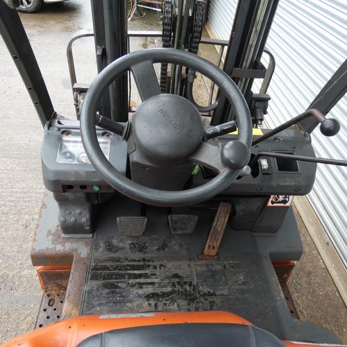 6812 - 1 x Nissan gas forklift truck model 25 / UD02A25PQ, chassis number UD02E703079, capacity approx 2500... 