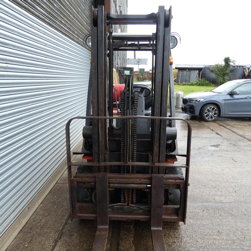 6812 - 1 x Nissan gas forklift truck model 25 / UD02A25PQ, chassis number UD02E703079, capacity approx 2500... 