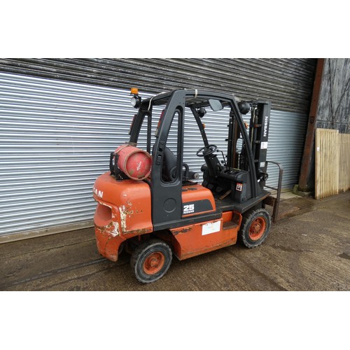 6812 - 1 x Nissan gas forklift truck model 25 / UD02A25PQ, chassis number UD02E703079, capacity approx 2500... 