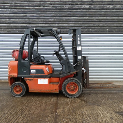 6812 - 1 x Nissan gas forklift truck model 25 / UD02A25PQ, chassis number UD02E703079, capacity approx 2500... 