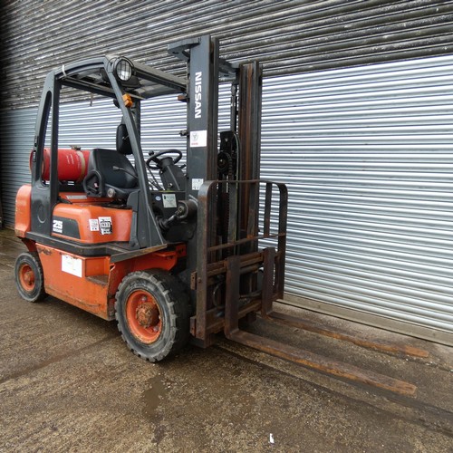 6812 - 1 x Nissan gas forklift truck model 25 / UD02A25PQ, chassis number UD02E703079, capacity approx 2500... 