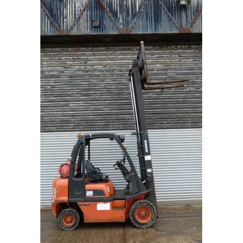 6812 - 1 x Nissan gas forklift truck model 25 / UD02A25PQ, chassis number UD02E703079, capacity approx 2500... 