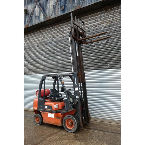 6812 - 1 x Nissan gas forklift truck model 25 / UD02A25PQ, chassis number UD02E703079, capacity approx 2500... 