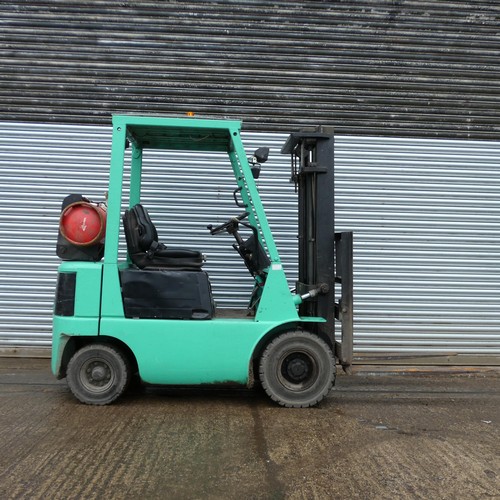 6811 - 1 x Mitsubishi gas forklift truck model FG15 serial number F25-53532, solid tyres, capacity approx 1... 