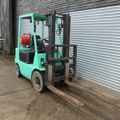 6811 - 1 x Mitsubishi gas forklift truck model FG15 serial number F25-53532, solid tyres, capacity approx 1... 