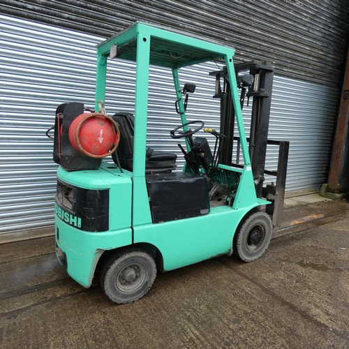 6811 - 1 x Mitsubishi gas forklift truck model FG15 serial number F25-53532, solid tyres, capacity approx 1... 