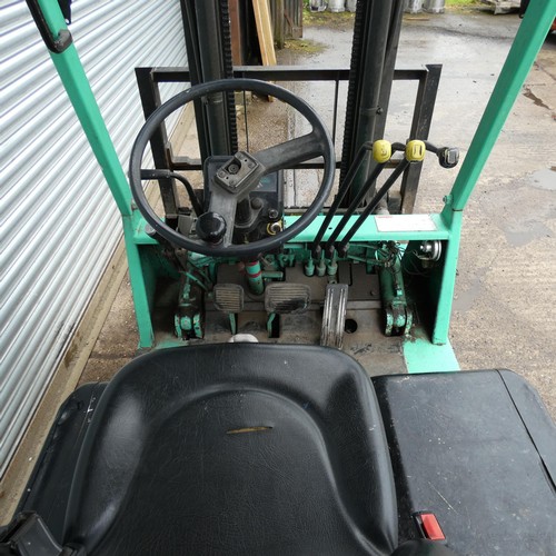 6811 - 1 x Mitsubishi gas forklift truck model FG15 serial number F25-53532, solid tyres, capacity approx 1... 