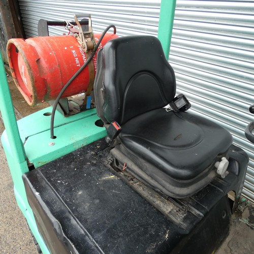 6811 - 1 x Mitsubishi gas forklift truck model FG15 serial number F25-53532, solid tyres, capacity approx 1... 