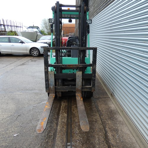 6811 - 1 x Mitsubishi gas forklift truck model FG15 serial number F25-53532, solid tyres, capacity approx 1... 