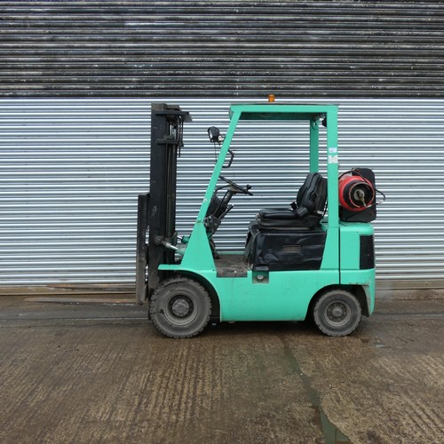 6811 - 1 x Mitsubishi gas forklift truck model FG15 serial number F25-53532, solid tyres, capacity approx 1... 