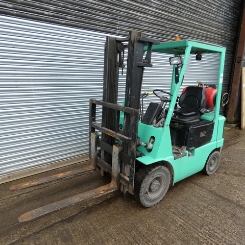 6811 - 1 x Mitsubishi gas forklift truck model FG15 serial number F25-53532, solid tyres, capacity approx 1... 