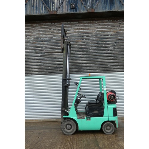 6811 - 1 x Mitsubishi gas forklift truck model FG15 serial number F25-53532, solid tyres, capacity approx 1... 