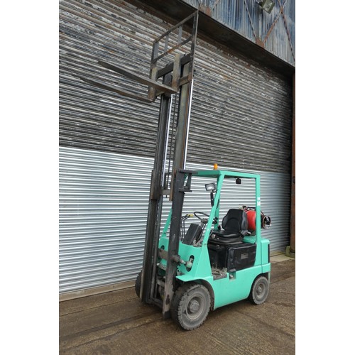 6811 - 1 x Mitsubishi gas forklift truck model FG15 serial number F25-53532, solid tyres, capacity approx 1... 