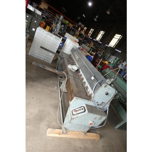 6797 - 1 x Edwards Truecut metal cutting guillotine model 3.25 / 2000 /DD, 3ph, capacity approx 3.25mm x 20... 