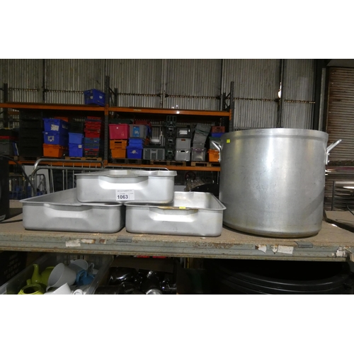 1063 - 3 x large baking trays and a cooking pot