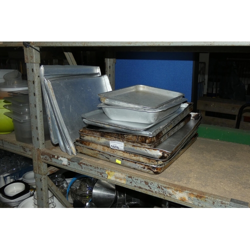 1070 - 14 used baking trays