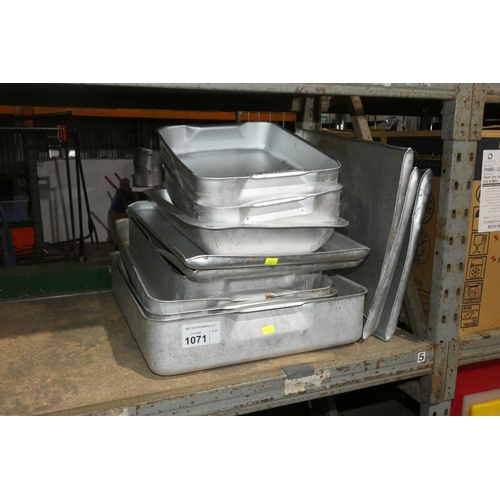 1071 - 14 used baking trays