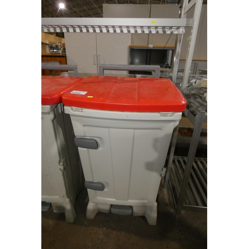 1222 - A large soft close kitchen pedal bin