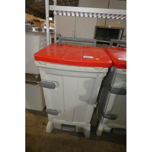 1223 - A large soft close kitchen pedal bin