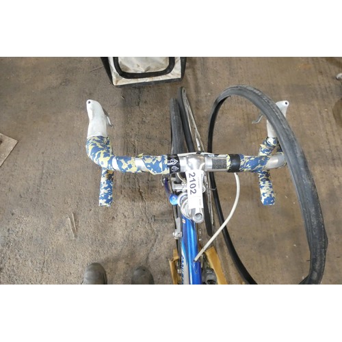 2102 - 1 x Eddy Merckx drop handle bar racing bike with a quantity of various spare bike parts (not known i... 