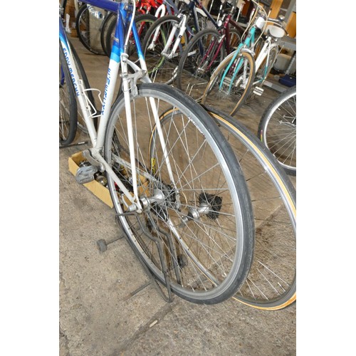 2102 - 1 x Eddy Merckx drop handle bar racing bike with a quantity of various spare bike parts (not known i... 