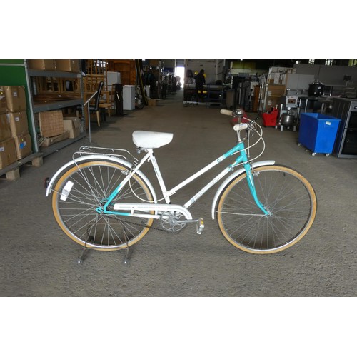 2130 - 1 x Dawes Street Cruiser bike and a 1 x Universal Riveria Sport ladies bike