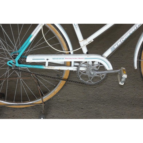 2130 - 1 x Dawes Street Cruiser bike and a 1 x Universal Riveria Sport ladies bike