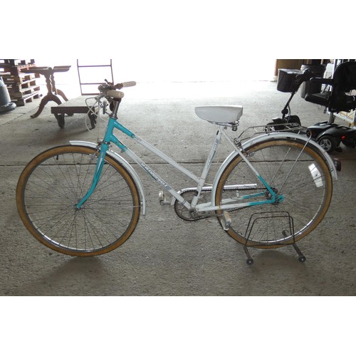 2130 - 1 x Dawes Street Cruiser bike and a 1 x Universal Riveria Sport ladies bike