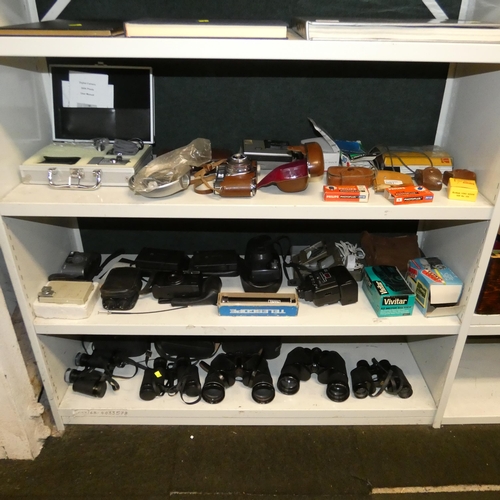 3061 - A quantity of miscellaneous vintage cameras, binoculars and photographic equipment (three shelves)