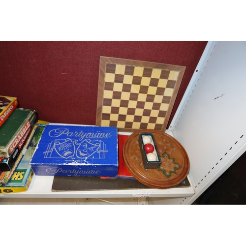 3001 - A collection of miscellaneous vintage board games, chess boards, drafts, chessmen and other vintage ... 