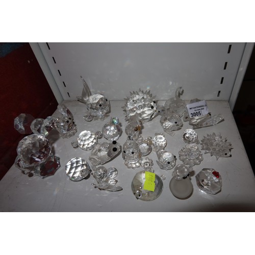 3005 - A quantity of miniature glass animal ornaments