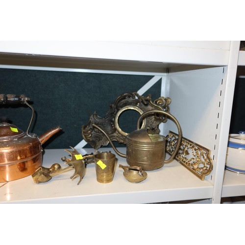 3046 - A quantity of miscellaneous decorative brass and copperware (two shelves)